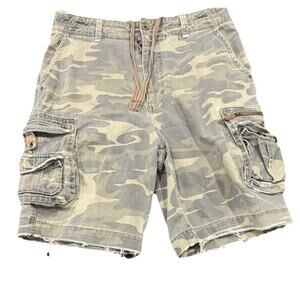 Y2K Public Opinion Men's 36 Camouflage Utility Distressed CargoShort Green